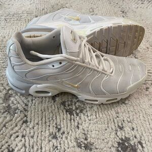 Nike Air Max Plus Gold Unissex Shoes Women’s Sz 11.5 /Men’s Sz 10 852630-019